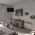 4 Pieces Dans Petite Calme, Climatisation Et Piscine Apartman