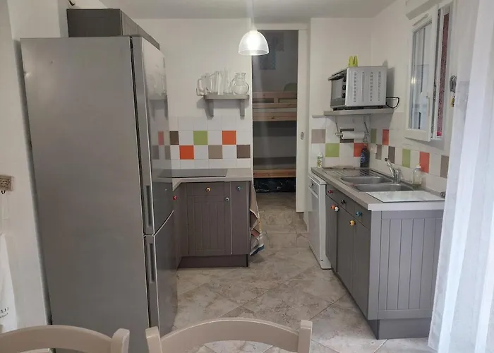 4 Pièces Dans Petite Résidence Calme, Climatisation Et Piscine