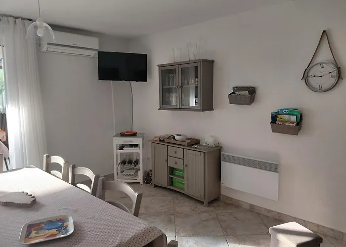 4 Pièces Dans Petite Résidence Calme, Climatisation Et Piscine Apartamento