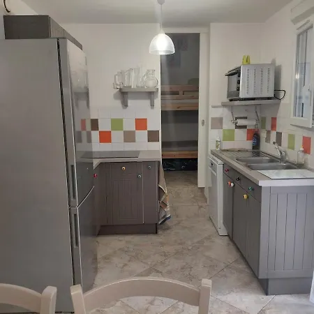 4 Pieces Dans Petite Calme, Climatisation Et Piscine