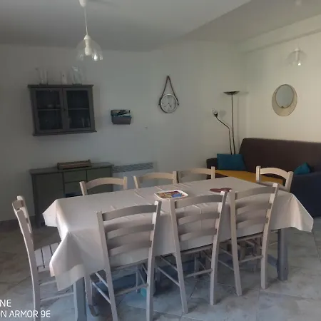 4 Pieces Dans Petite Calme, Climatisation Et Piscine