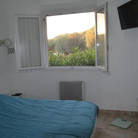 4 Pieces Dans Petite Calme, Climatisation Et Piscine *