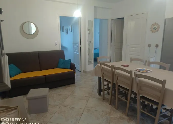 4 Pieces Dans Petite Calme, Climatisation Et Piscine