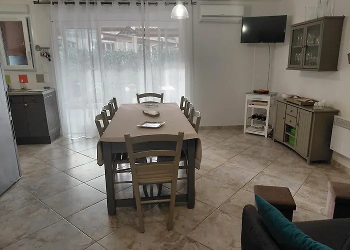 4 Pieces Dans Petite Calme, Climatisation Et Piscine *