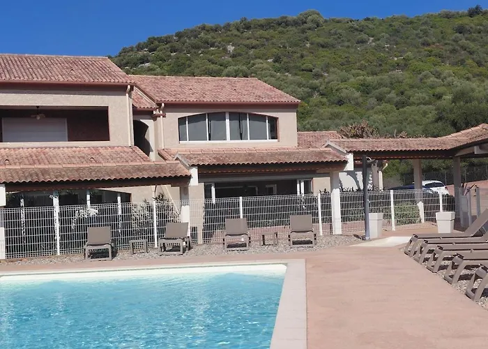 4 Pieces Dans Petite Calme, Climatisation Et Piscine