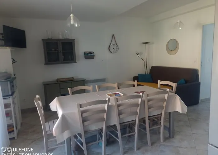 4 Pieces Dans Petite Calme, Climatisation Et Piscine