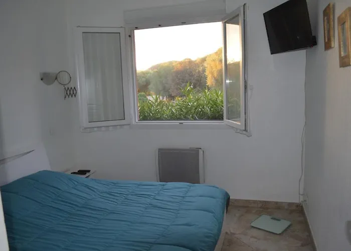 4 Pièces Dans Petite Résidence Calme, Climatisation Et Piscine *